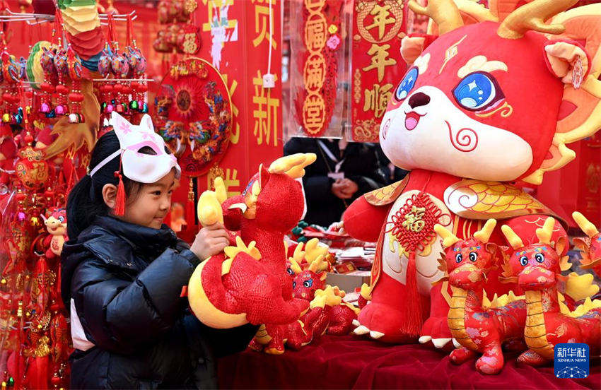 Atmosfera festiva intensifica no mercado em Xi'an com aproximação do Festival da Primavera