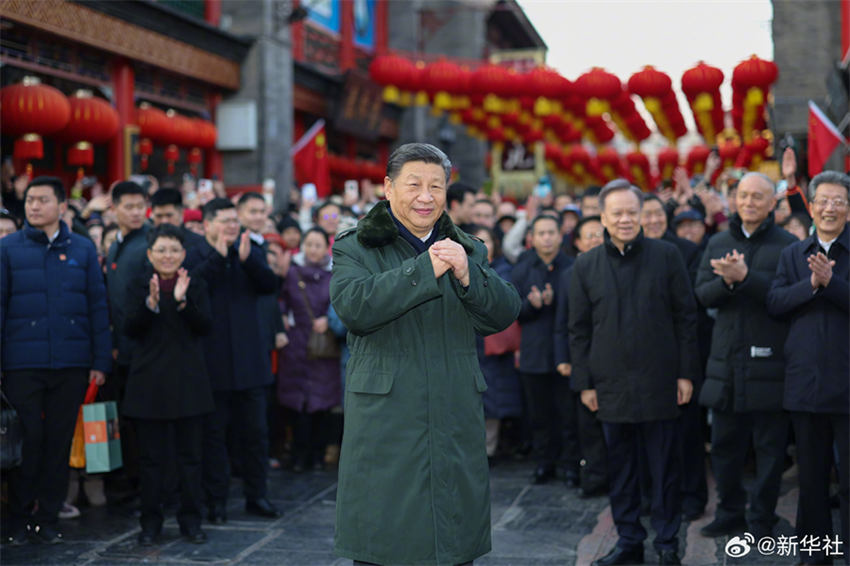 Xi Jinping visita povo em Tianjin antes da Festa da Primavera