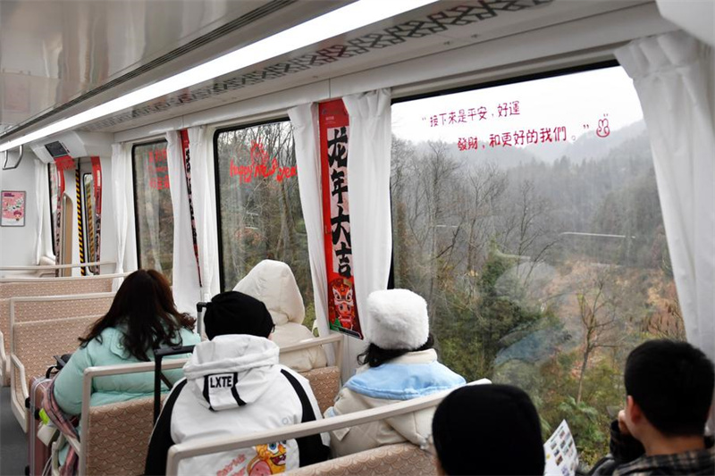 Linha expressa de turismo maglev Fenghuang atrai visitantes em Hunan, na China