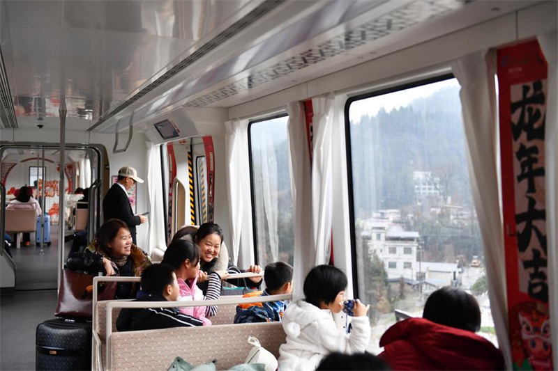 Linha expressa de turismo maglev Fenghuang atrai visitantes em Hunan, na China