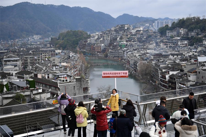 Linha expressa de turismo maglev Fenghuang atrai visitantes em Hunan, na China