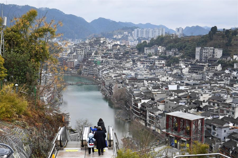 Linha expressa de turismo maglev Fenghuang atrai visitantes em Hunan, na China