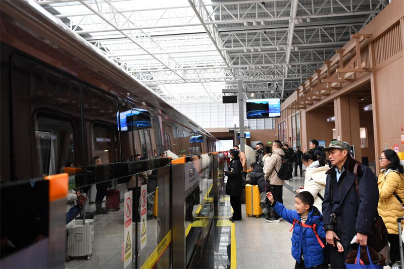 Linha expressa de turismo maglev Fenghuang atrai visitantes em Hunan, na China