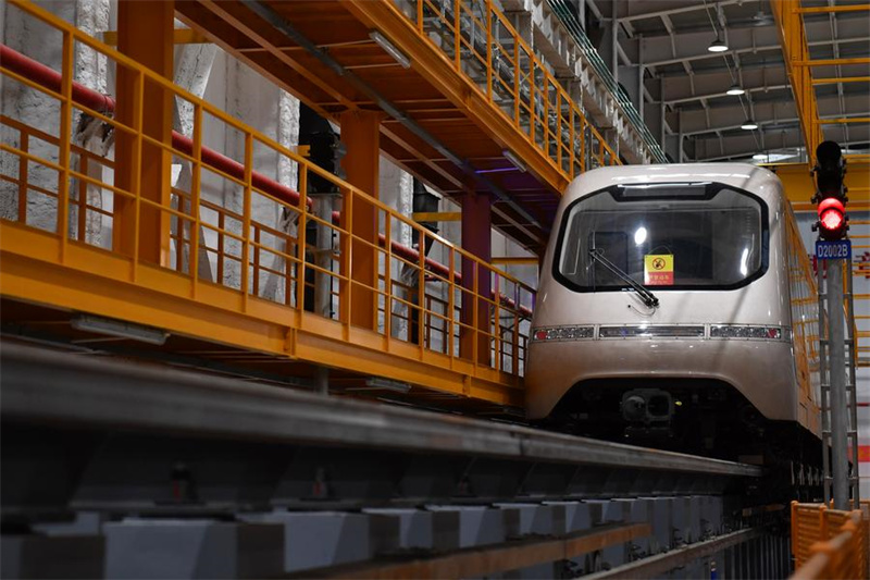 Linha expressa de turismo maglev Fenghuang atrai visitantes em Hunan, na China