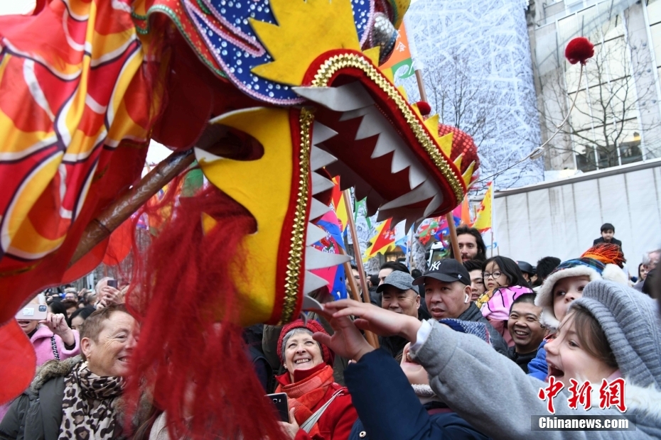Paris celebra Ano Novo Chinês com dança do dragão