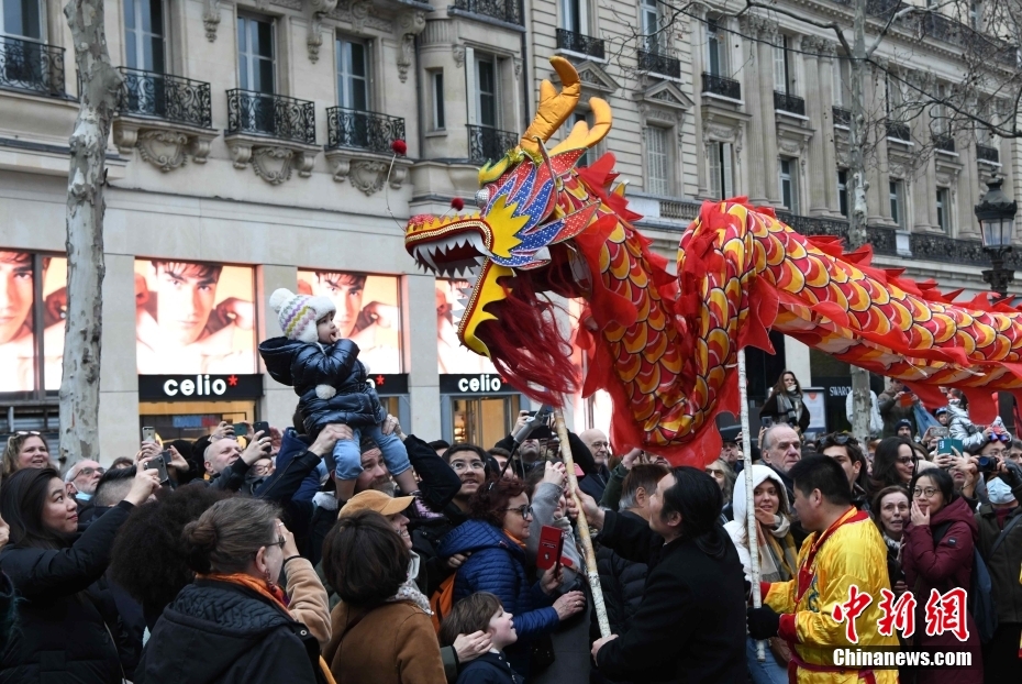 Paris celebra Ano Novo Chinês com dança do dragão