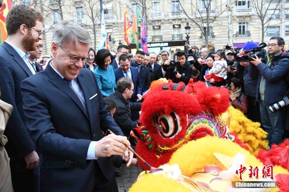 Paris celebra Ano Novo Chinês com dança do dragão