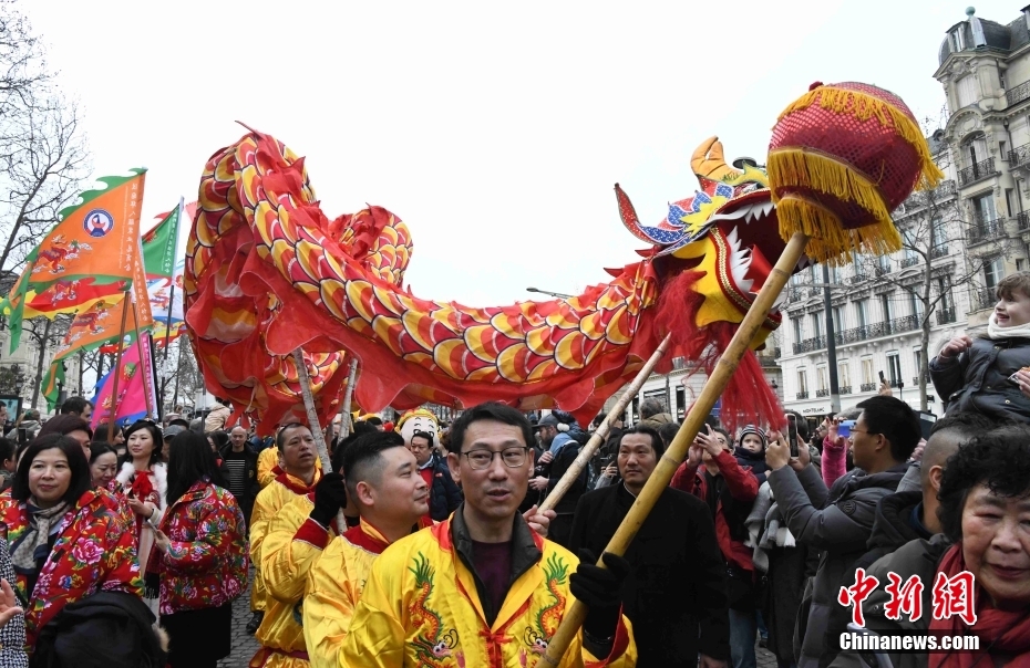 Paris celebra Ano Novo Chinês com dança do dragão