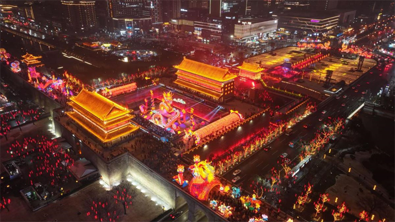 Xi'an inicia Festival da Primavera com show de lanternas