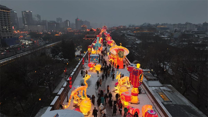 Xi'an inicia Festival da Primavera com show de lanternas