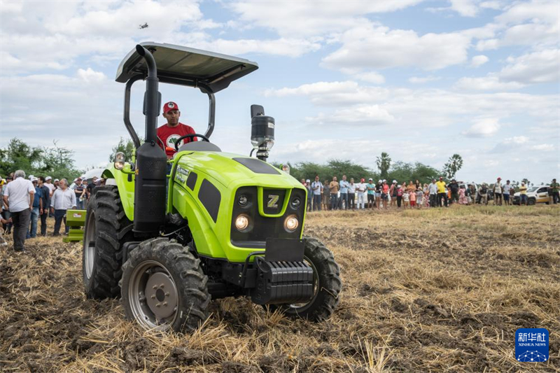 Agricultura mecanizada chinesa auxilia agricultura familiar no Brasil