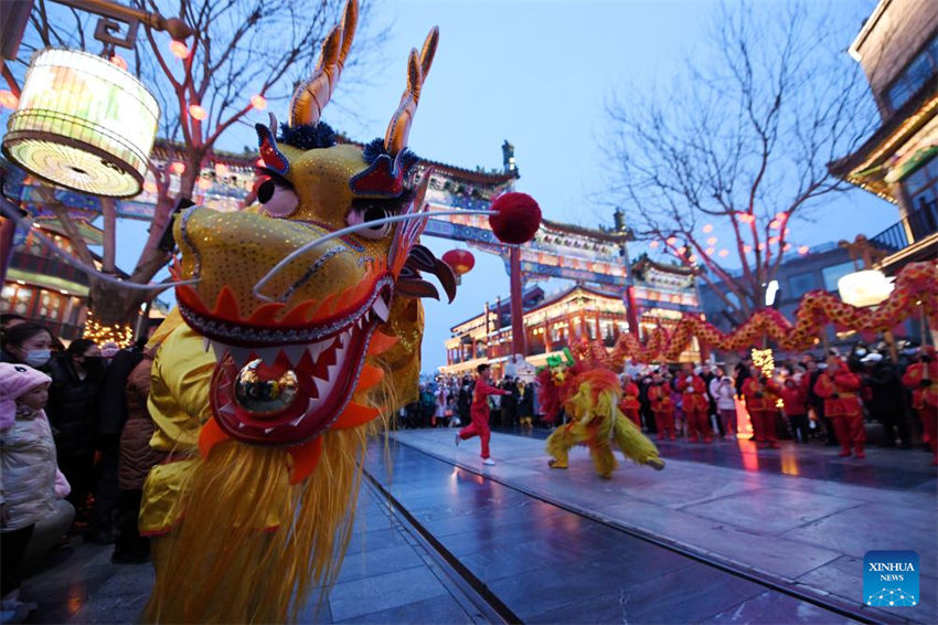 Elementos festivos com tema de “dragão” são vistos no Eixo Central de Beijing