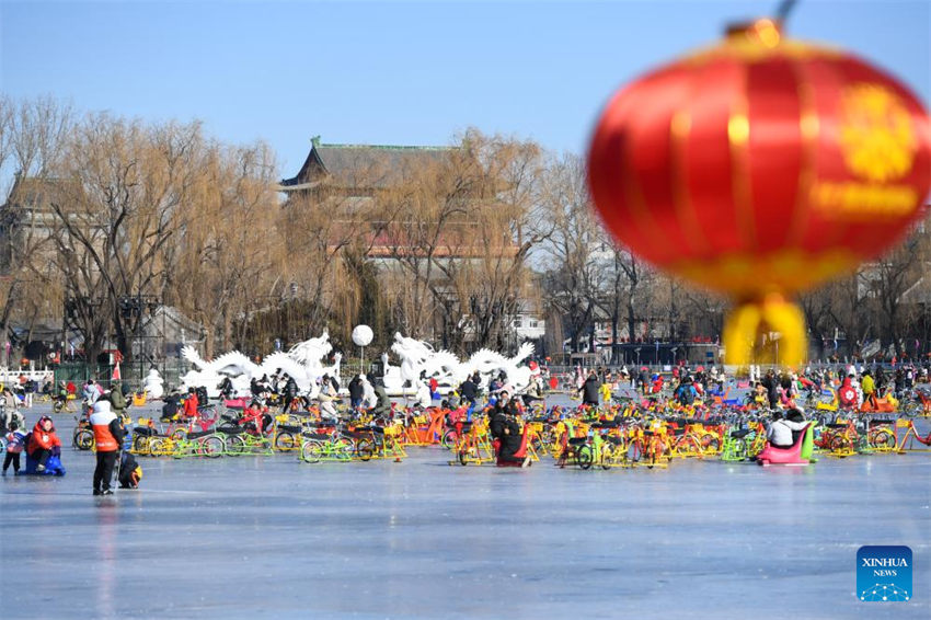 Elementos festivos com tema de “dragão” são vistos no Eixo Central de Beijing