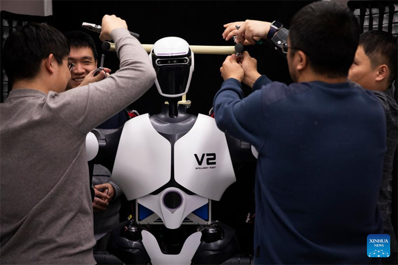 Robôs humanoides fazem estreia pública em Beijing