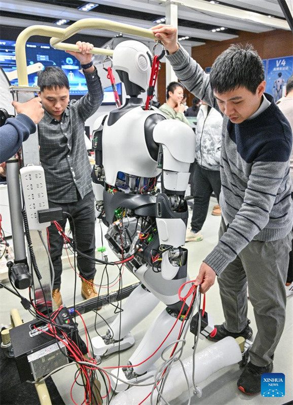 Robôs humanoides fazem estreia pública em Beijing
