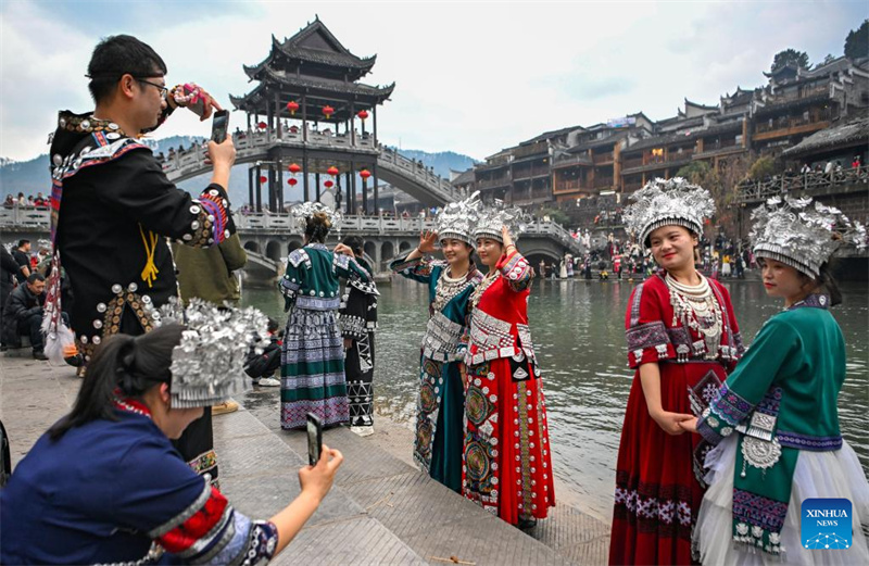 Feriado prolongado do Festival da Primavera provoca frenesi de viagens entre chineses