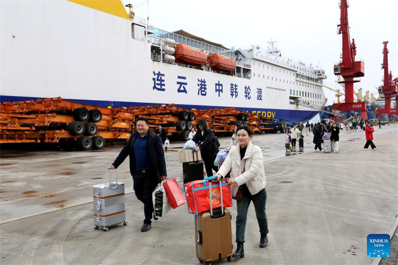 Feriado prolongado do Festival da Primavera provoca frenesi de viagens entre chineses