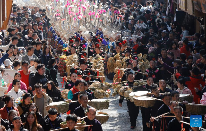 Feriado prolongado do Festival da Primavera provoca frenesi de viagens entre chineses