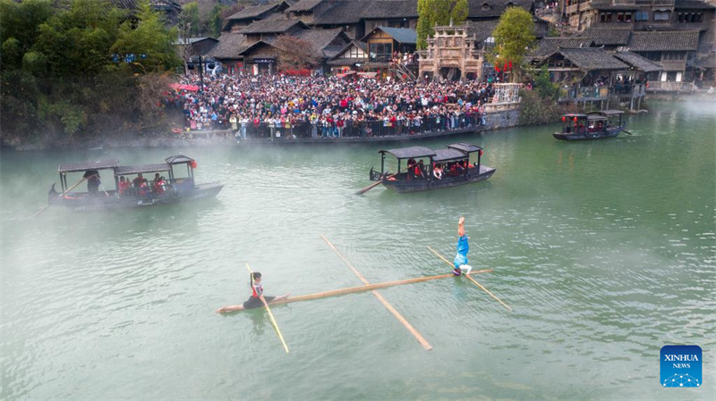 Feriado prolongado do Festival da Primavera provoca frenesi de viagens entre chineses