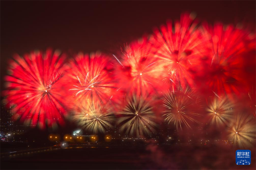 Macau realiza espetáculo de fogo de artifício para celebrar Festival da Primavera