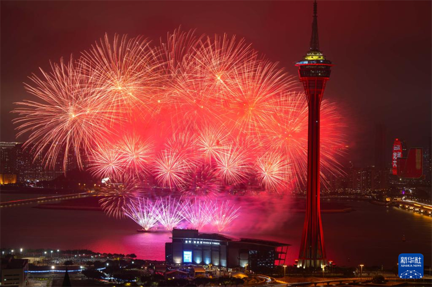 Macau realiza espetáculo de fogo de artifício para celebrar Festival da Primavera