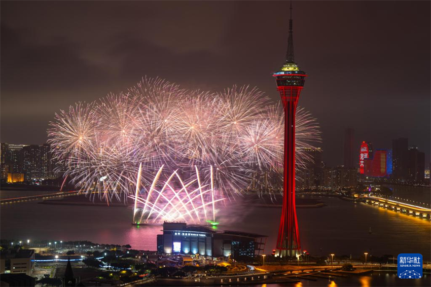 Macau realiza espetáculo de fogo de artifício para celebrar Festival da Primavera