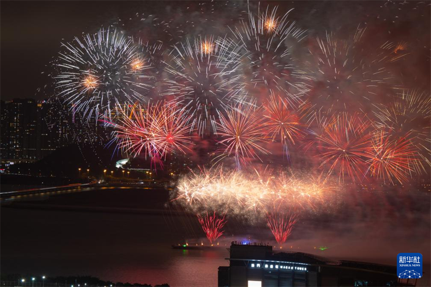 Macau realiza espetáculo de fogo de artifício para celebrar Festival da Primavera