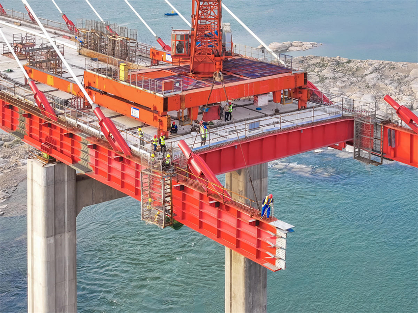Construção da ponte Rongshan sobre o Rio Yangtze avança de forma ordenada