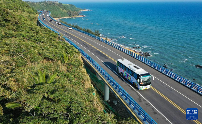 Ônibus turístico da rodovia circular da Ilha de Hainan é inaugurado oficialmente
