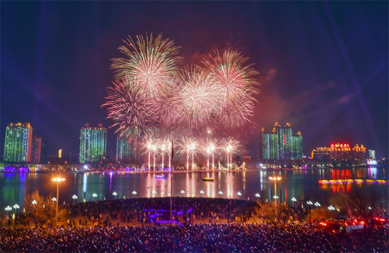 Milhares de lanternas flutuam pelo rio Songhua em celebração do Festival das Lanternas
