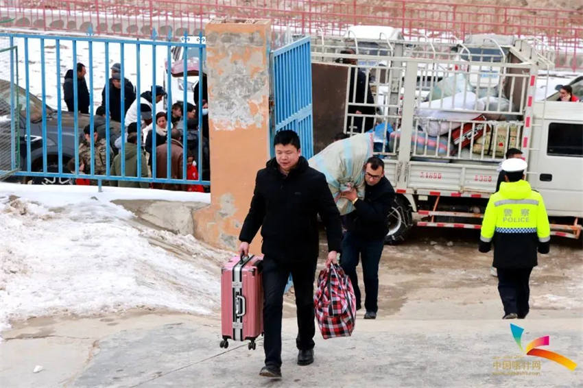 Policiais de trânsito escoltam 165 alunos de volta à escola em Xinjiang, noroeste da China