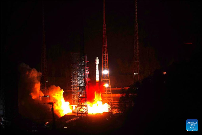 China lança satélite de serviços de internet de alta órbita
