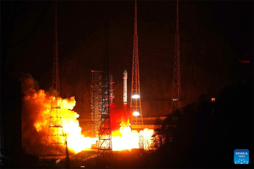 China lança satélite de serviços de internet de alta órbita