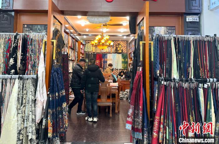 Vendas da saia mamianqun demonstram nova tendência de consumo chinês