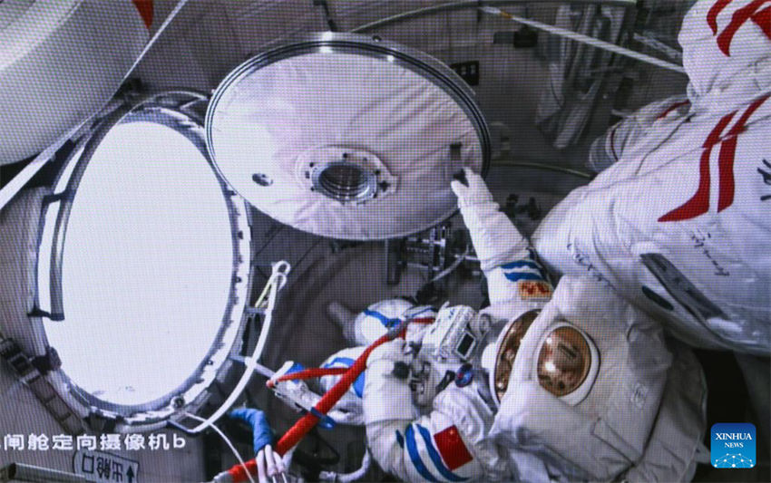 Tripulação da Shenzhou-17 completa reparos em órbita durante 2ª missão extraveicular