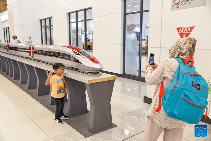 Ferrovia de alta velocidade Jakarta-Bandung supera marca de 2 milhões de passageiros