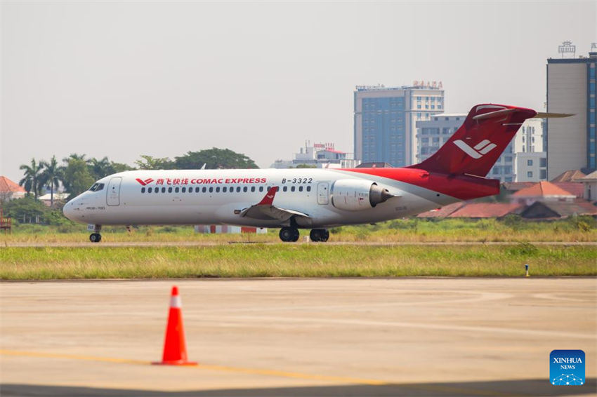 Aviões COMAC da China chegam ao Laos para realização de exibições e voos de demonstração
