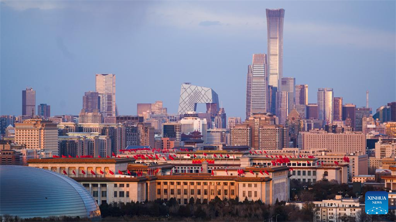 Vista da Grande Salão do Povo entre aglomerados arquitetônicos em Beijing
