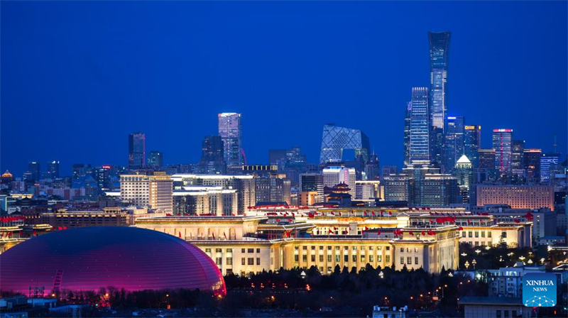 Vista da Grande Salão do Povo entre aglomerados arquitetônicos em Beijing