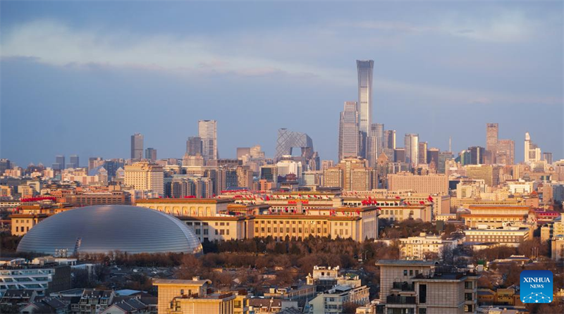 Vista da Grande Salão do Povo entre aglomerados arquitetônicos em Beijing