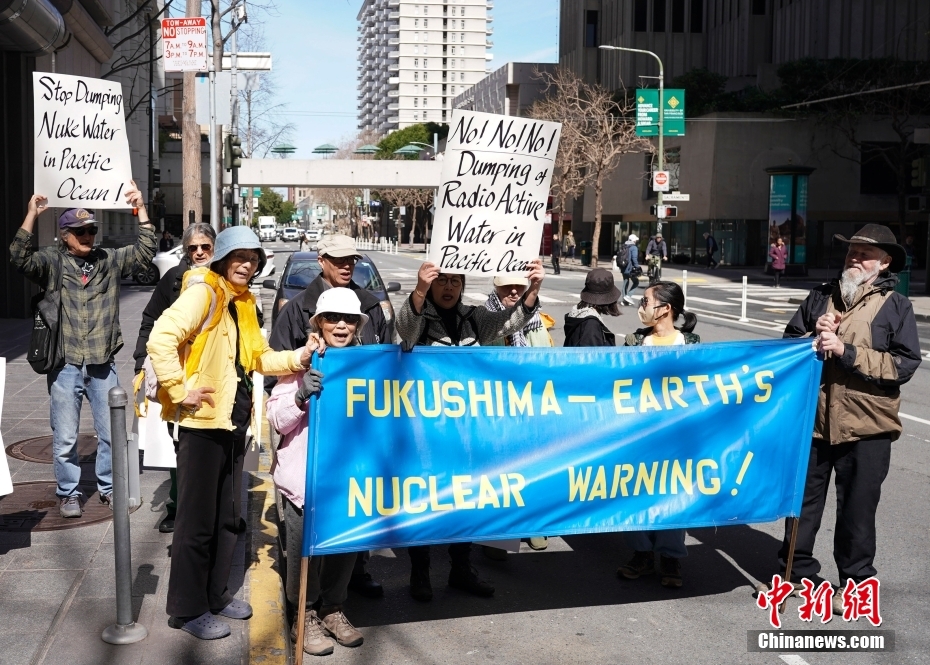 EUA: manifestantes protestam em São Francisco contra a descarga de água contaminada por material nuclear de Fukushima