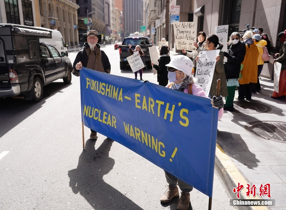 EUA: manifestantes protestam em São Francisco contra a descarga de água contaminada por material nuclear de Fukushima