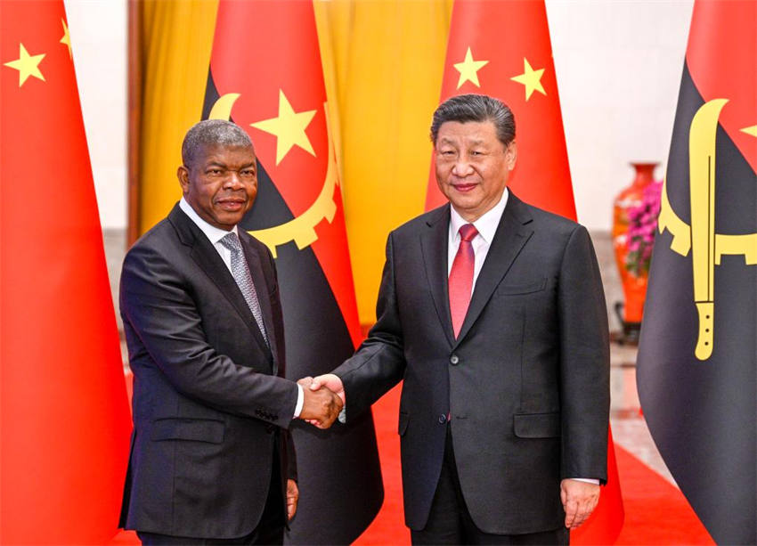 Presidentes chinês e angolano realizam conversas, elevando laços bilaterais para parceria de cooperação estratégica global