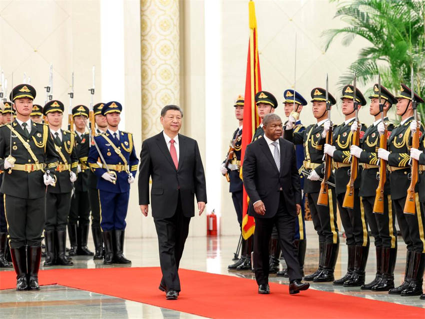 Presidentes chinês e angolano realizam conversas, elevando laços bilaterais para parceria de cooperação estratégica global