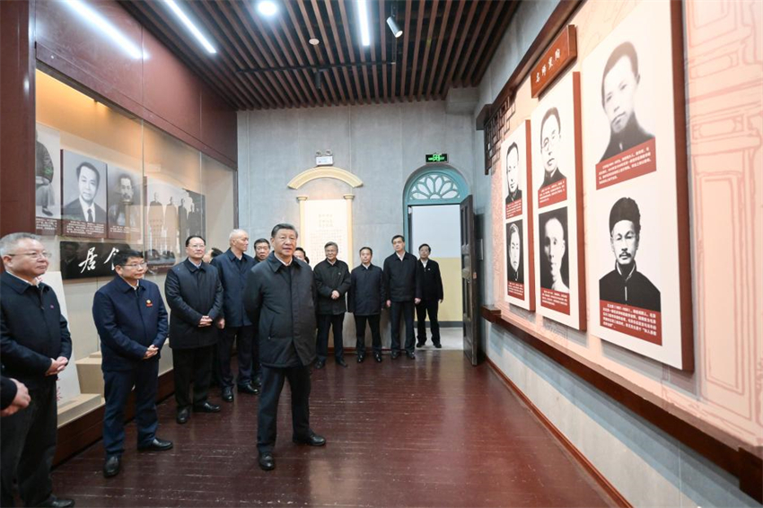 Xi Jinping enfatiza orientação à dedicação dos alunos a servirem ao país como objetivo da administração das escolas