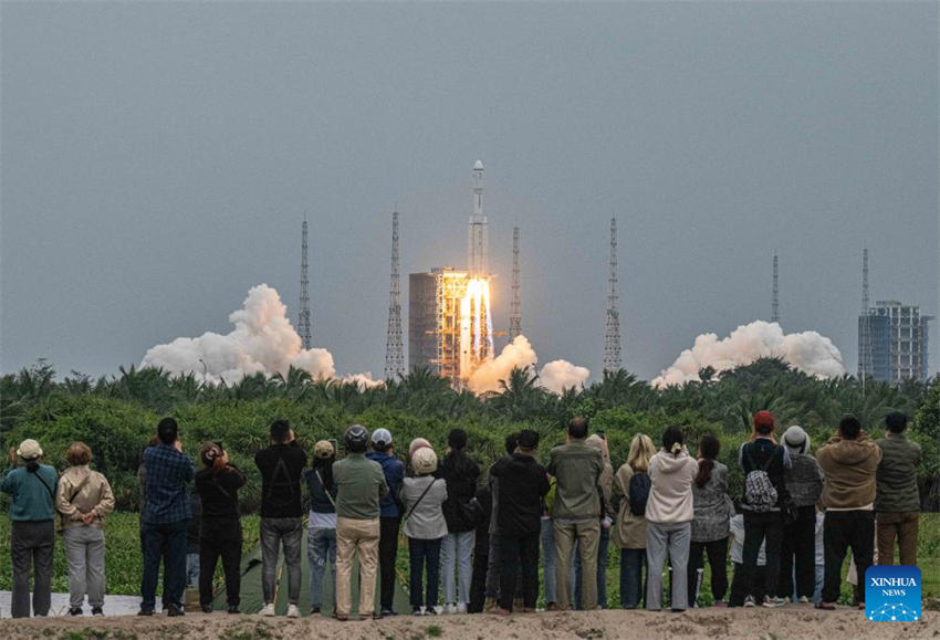 China lança novo satélite de retransmissão para comunicações Terra-Lua