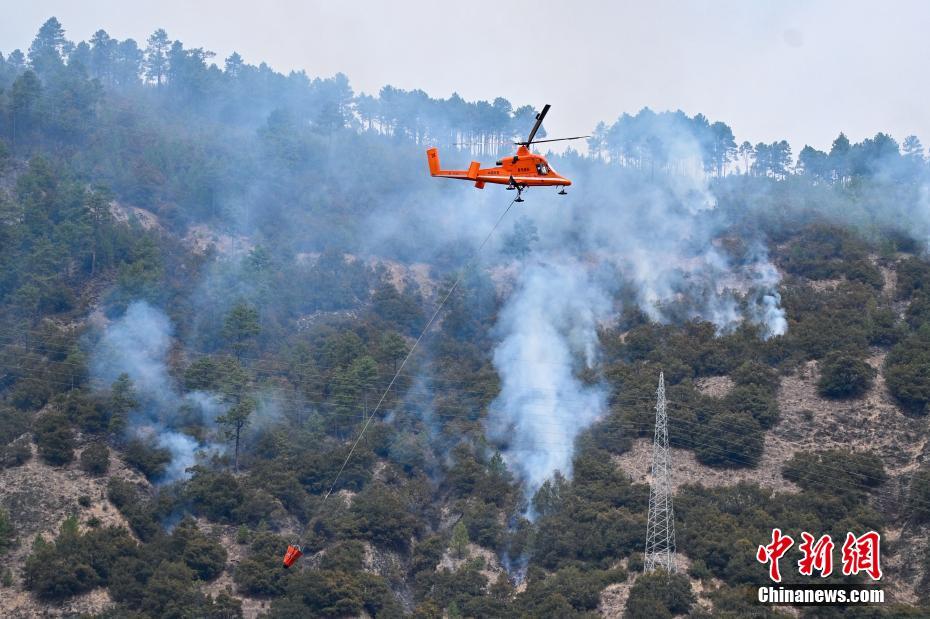 Esforços aéreos são realizados para extinguir incêndio florestal em Yajiang, sudoete da China