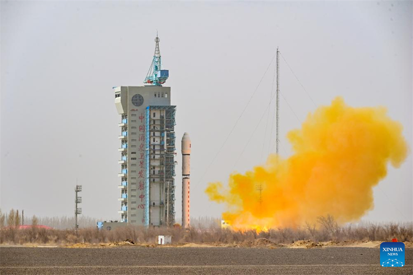 China lança satélites para monitorar ambientes atmosférico e espacial com sucesso