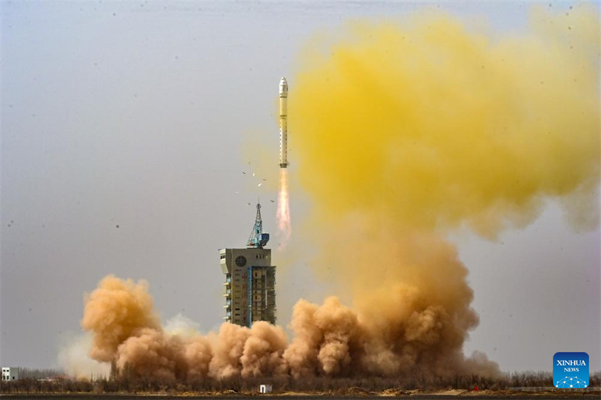 China lança satélites para monitorar ambientes atmosférico e espacial com sucesso