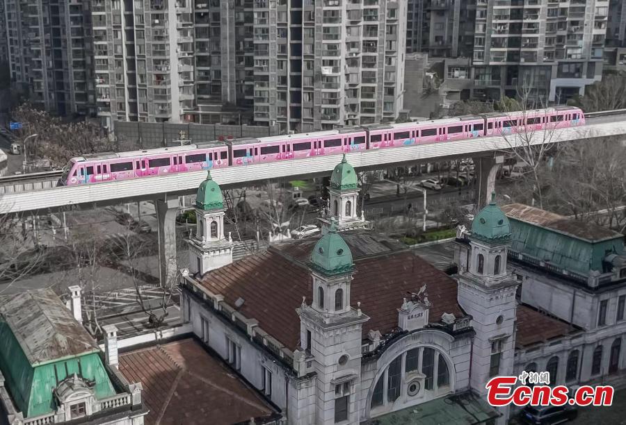 Trens de metrô cor-de-rosa celebram a primavera no centro da China